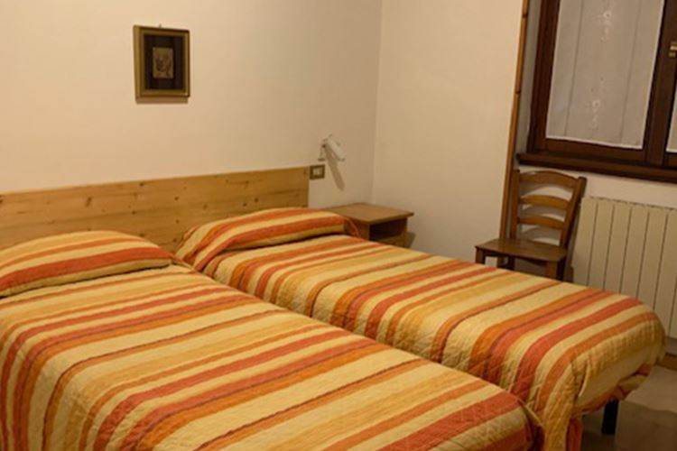 ss-g-ski-italy-hotel-passo-tonale-cacciatori-bedroom